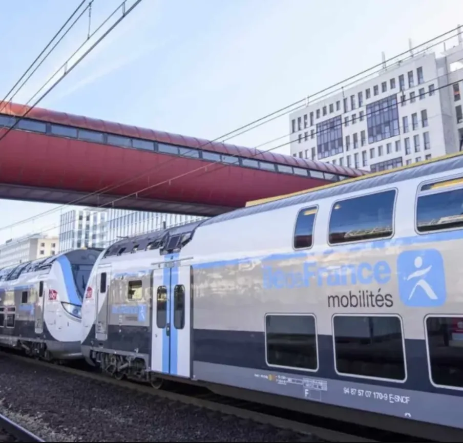 Trains en gare de Saint-Quentin-en-Yvelines, sous la passerelle
