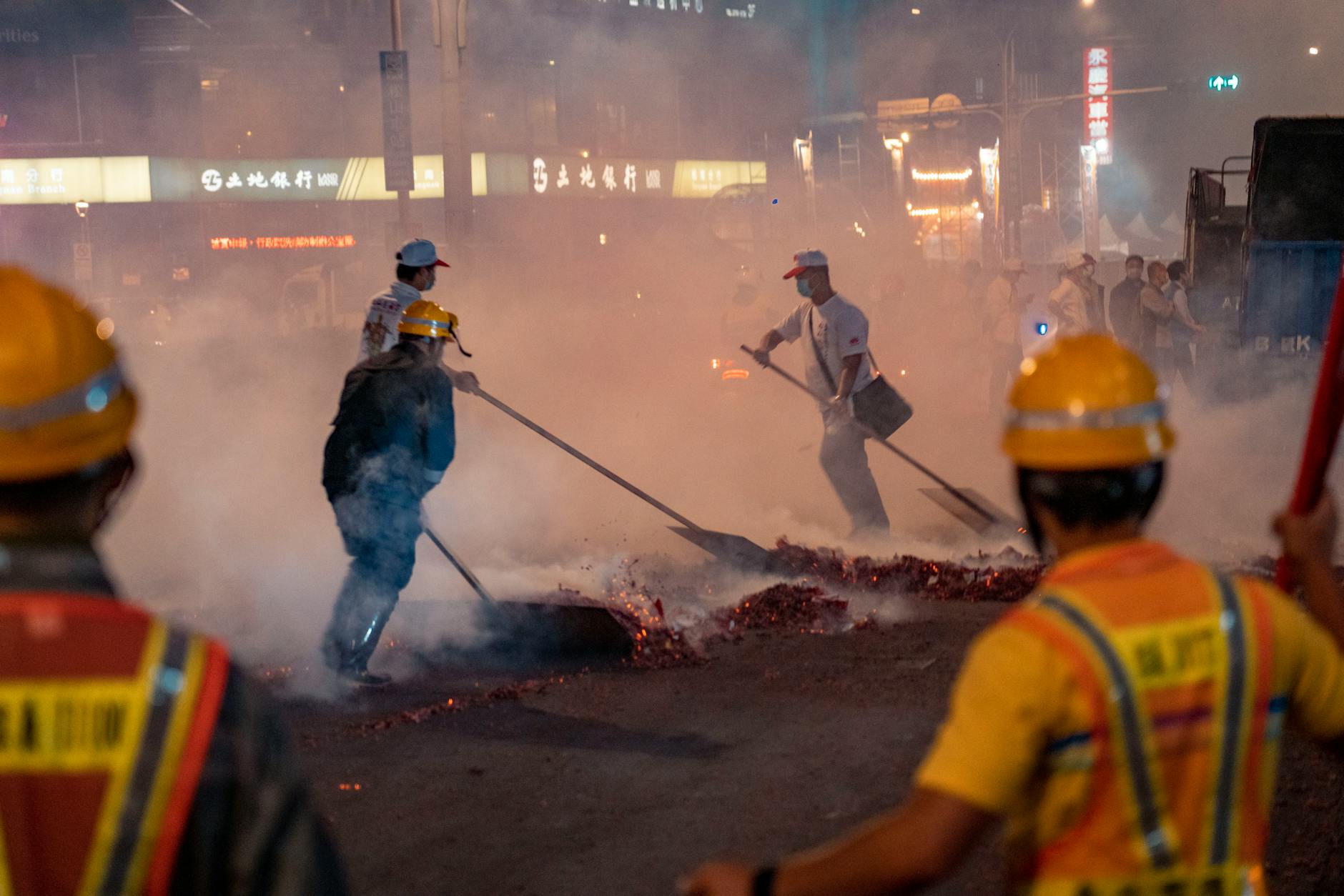 Chef de service de sécurité incendie SSIAP 3 devant un poste de contrôle SSI
