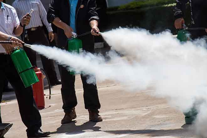Guide complet du SSIAP 2 : définition, missions, formation et salaire en 2026 1 Chef d'équipe SSIAP 2 supervisant le poste de sécurité incendie d'un établissement