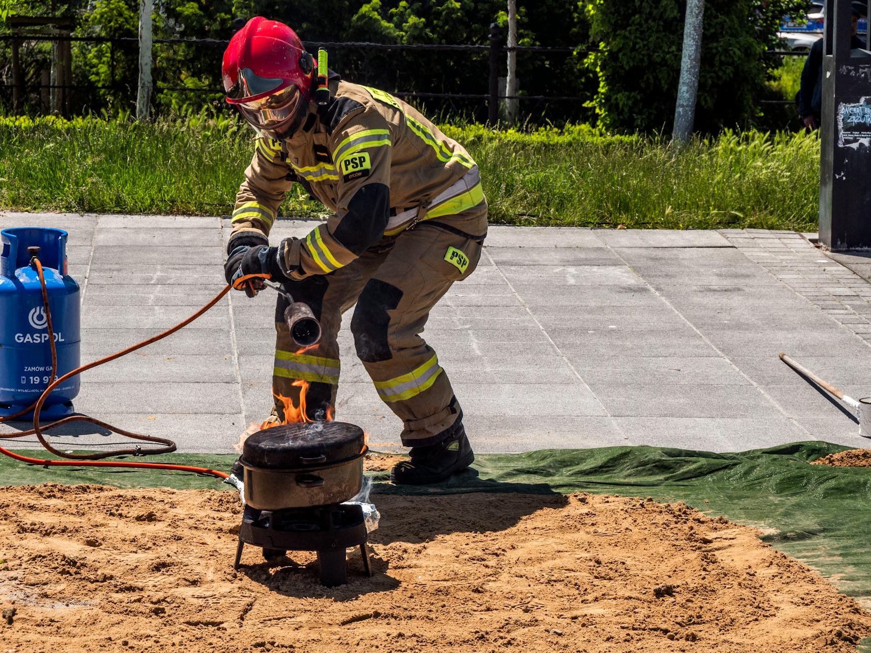 Exercice pratique de sécurité incendie avec manipulation d'extincteur lors d'une formation SSIAP