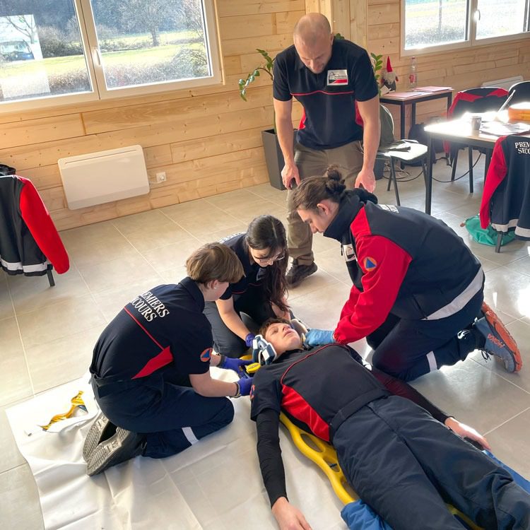 Mise en situation pratique d'accident lors d'une formation MAC SST en intra-entreprise
