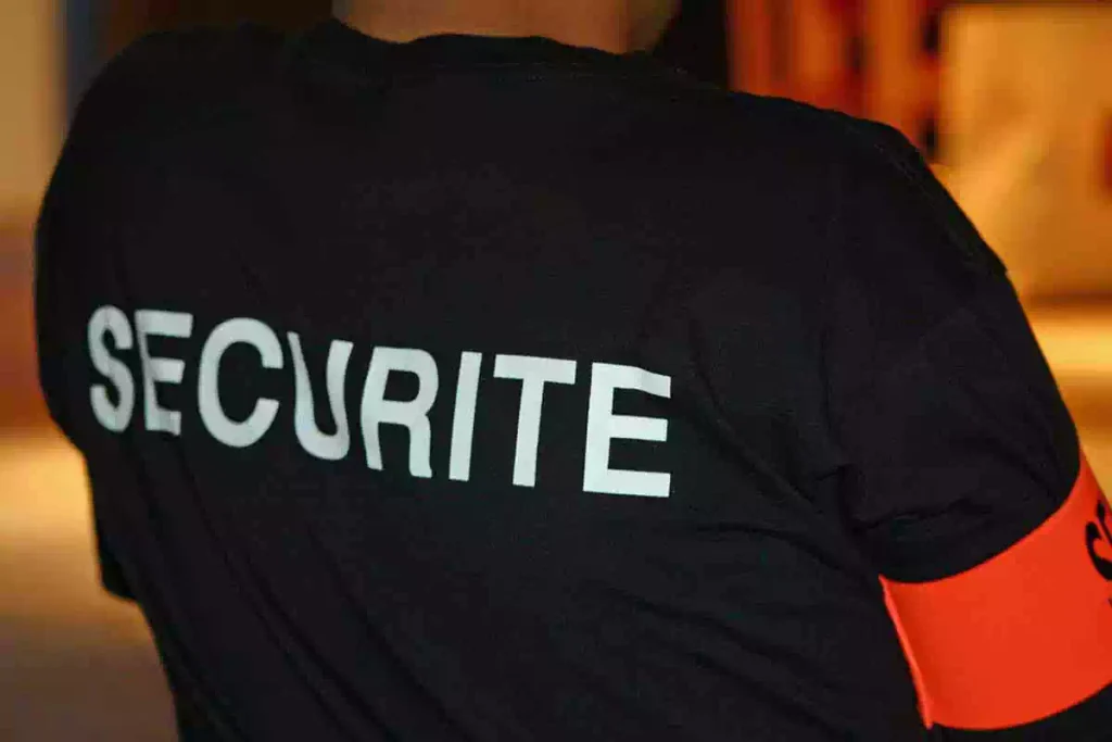 Stagiaire SSIAP 1 en exercice pratique de sécurité incendie avec extincteur