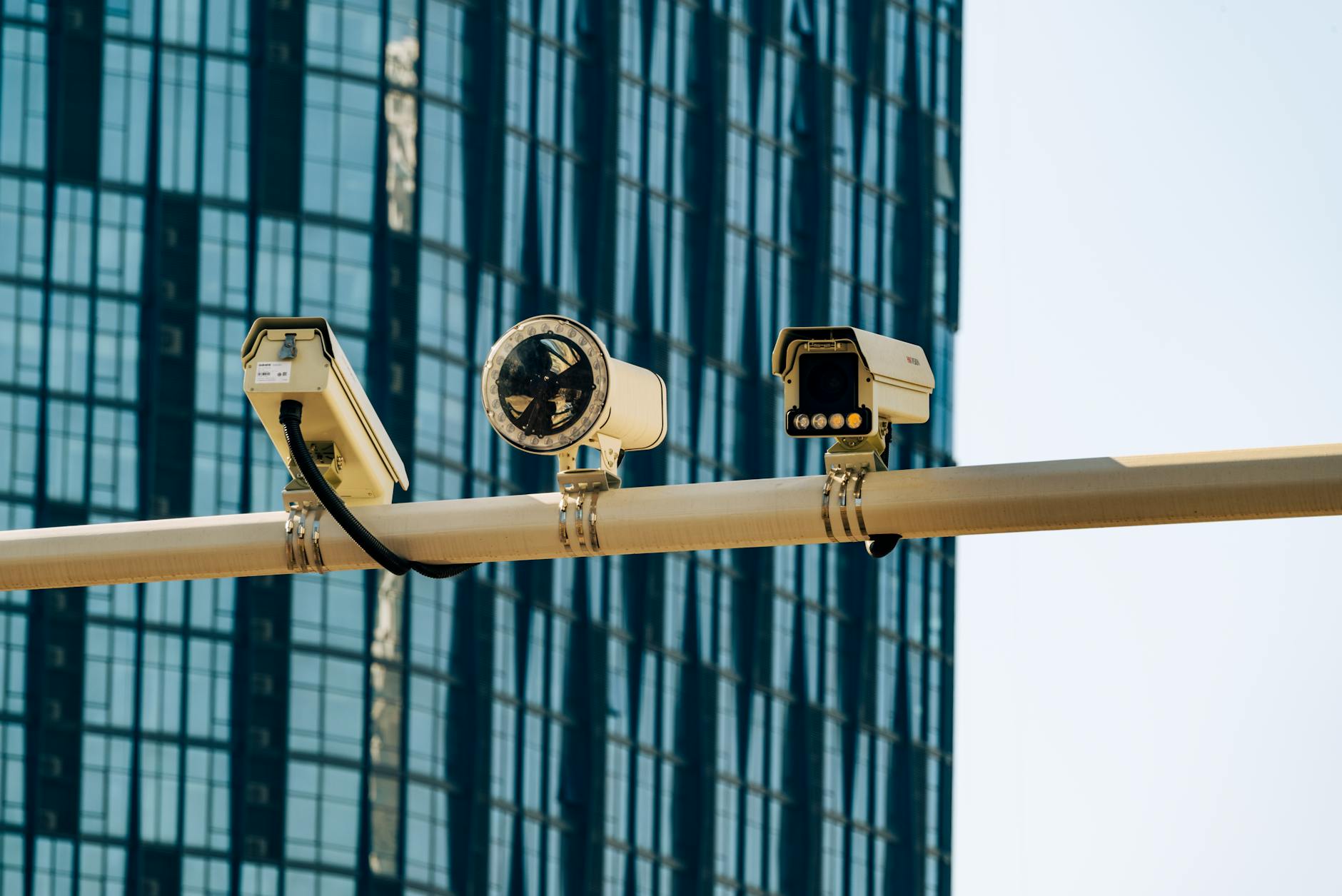 Agent de sécurité en poste surveillant l'entrée d'un bâtiment professionnel