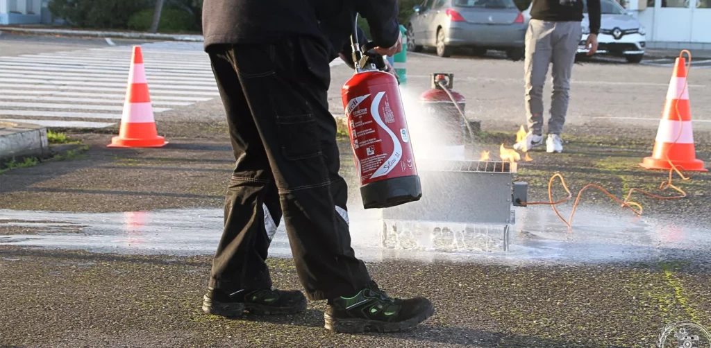 Guide complet du SSIAP 2 : définition, missions, formation et salaire en 2026 2 Exercice pratique de sécurité incendie lors d'une formation SSIAP 2